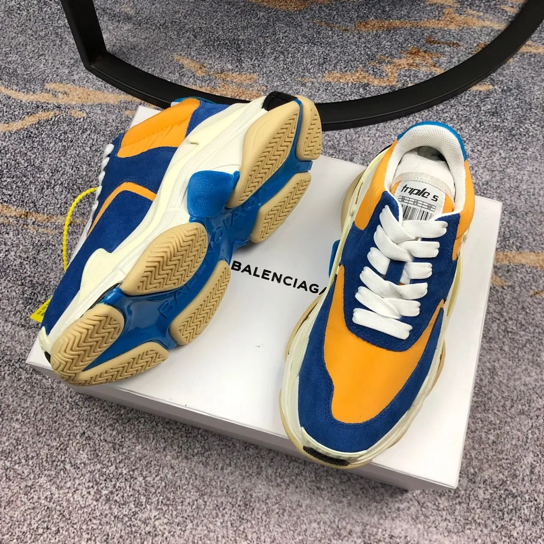 👟👟Ex-factory price 800👟👟 Balenciaga second generation 17 colors🖤 Balenciaga Triple-s Balenciaga-dad shoes. The world’s most popular retro jogging shoes 🔥. 🔺Retro distressed craftsmanship ~ original combination sole, heavy craftsmanship, not a low-end 2-layer combination sole! The upper is made of imported parachute cloth spliced ​​with nubuck matte, priced at 24 yuan per foot, which is different from the ordinary canvas on the market! The back is covered with cowhide high-frequency embossing! ⚠️When purchasing authentic products at the counter, I specifically asked the clerk about the materials. Size: 35-41 yards, men’s size 39-45, matching cloth bag, shoelaces, complete certificate of certification/men’s model will be notified later.